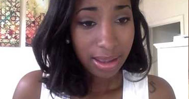 Belle femme noire cherche dialogue en webcam